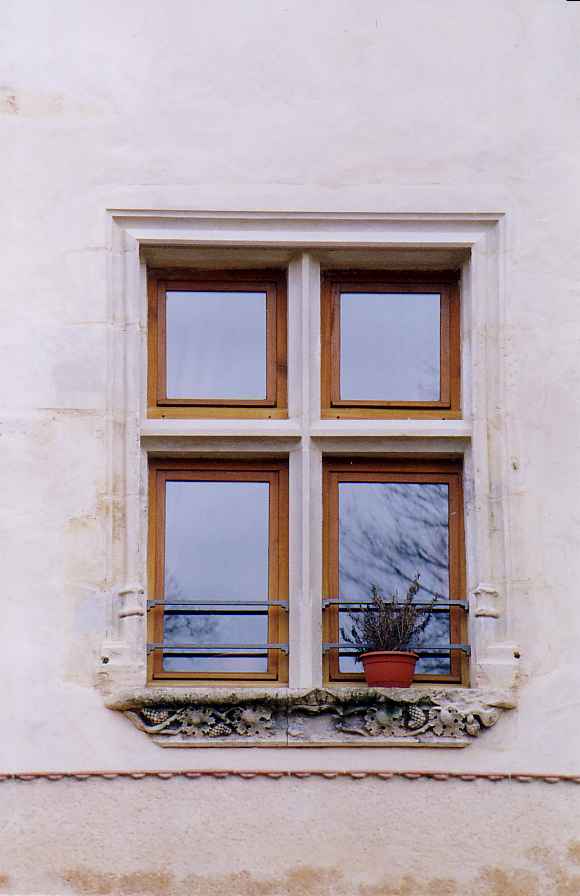 Fenêtre en pierre de Bourgogne des Carrières Sauvanet de la Nièvre